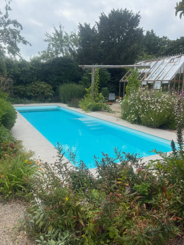 In een natuurlijke tuin past ook een zwembad bij. Bij dit project in #Ermelo lag er eerst een zwembad van 12-6m in de tuin. Het zwembad was verouderd maar ook veels te groot. De klant wenste wel baantjes te kunnen blijven zwembad. Gewoon buiten, in het zonnetje en de vogeltjes horen fluiten.
Dit zwembad van 10-3m hebben wij speciaal naar wens ontworpen. Maximale zwemlengte, trap op het midden om er makkelijk in en uit te stappen en een brede keramische rand om voldoende loopruimte om het zwembad te hebben.
Feenstra hoveniers heeft het tuinontwerp verder aangekleed met mooie beplanting en natuurlijke elementen.

#zwembad
#zwembaden
#zwembadbouwer
#zwembadbouw
zwembadbouwers